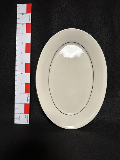 Picture of Ivory Gravy Boat Platter 9"x7"